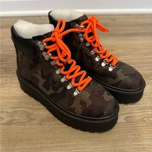 New! Camouflage Lace-Up Women's Boots